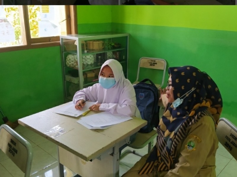 Upaya-upaya yang dilakukan guru dalam mengatasi hambatan pengintegrasian pendidikan karakter dalam pembelajaran PKN pada siswa tunagrahita SMALB di SLB N Pahlawan Kecamatan Indramayu Kabupaten Indrama