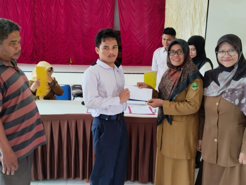 34 Siswa SLBN Pahlawan Indramayu Menerima SK Kelulusan